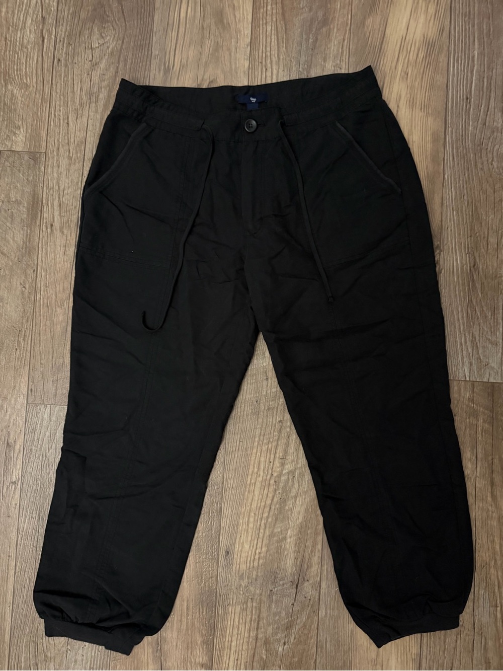 Gap Women’s black capris with adjustable waist and cuffs. Size medium